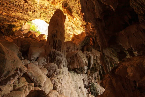 Jovem Asiático Uso Casual Fica Olha Para Grande Estalagmite Caverna — Fotografia de Stock