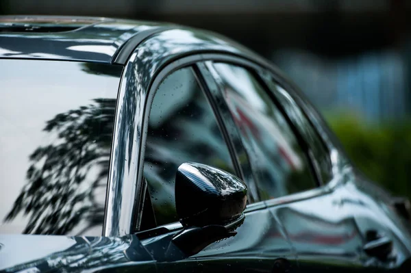 Seitenansicht Der Modernen Sauberen Glanz Olivgrünen Parkplatz Auf Einer Straße — Stockfoto