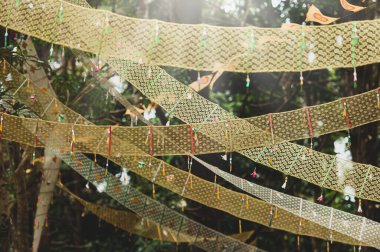 Altın Dharmacakra bayrakları Tayland 'da Budizm' in sembolü olan ormanın derinliklerindeki antik bir Budist tapınağının yanında. Seçici odak.