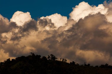 Tropikal bir yağmur ormanı üzerinde dramatik yağmur fırtınaları veya gök gürültülü bulutlar. Çevre, iklim değişikliği kavramları. Bulutlara odaklan..