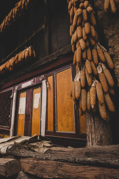中国の伝統的な土蔵や櫛の家の古代の外観は コーコブは 木製の柱とLintel上にハングアップします 雲南省中国 — ストック写真