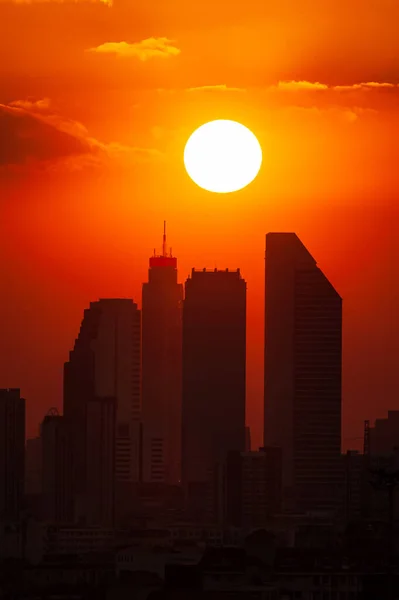 夕阳西下 曼谷天际高角线 商务区背后的夕阳西下 城市生活概念 — 图库照片