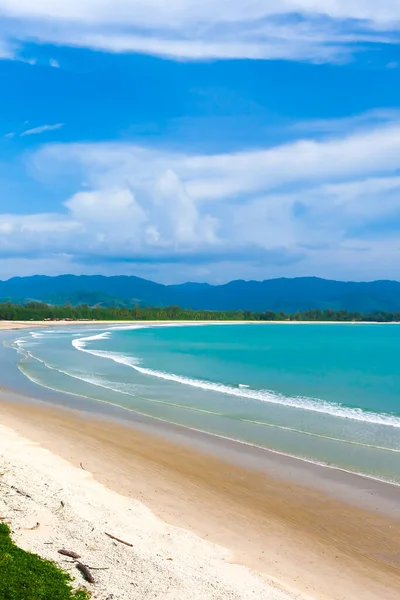 日当たりの良い夏には熱帯のビーチ ターコイズブルーの海には白い砂浜 背景には青い空の高い角度からの眺め タイのカオラックビーチ — ストック写真