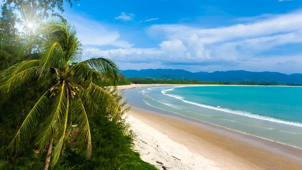 Hoge Hoek Uitzicht Een Tropisch Strand Zonnige Zomer Wit Zandstrand — Stockfoto
