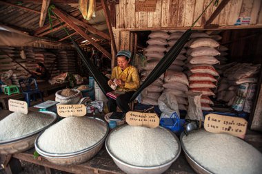 Koh Kong, Kamboçya - 10 Mart 2011: Dong Tong Market 'te pirinç dükkanı satışı. Koh Kong Eyaleti.