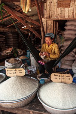 Koh Kong, Kamboçya - 10 Mart 2011: Dong Tong Market 'te pirinç dükkanı satışı. Koh Kong Eyaleti.