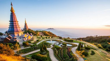 Güneş doğarken Doi Inthanon dağının zirvesine yakın iki pagoda ya da çedi manzarası, Tayland 'ın Chiang Mai kentindeki turistik yerler..