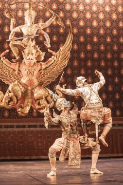 Thai Khon maskeli dans gösterisi, şeytan kral ve maymun tanrı arasındaki savaş sahnesine Ramayana destanında Thotsakan ve Hanuman denir. Tayland Kültür Merkezi.