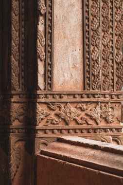Haw Phra Kaew 'deki antik Budist tapınağının sütunları ve teraslarının şık sıva sütunları, Vientiane, Laos' taki eski bir tapınaktır..