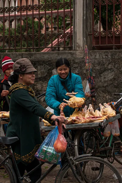 베트남 2012 베트남 의젖은 시장에서 자전거에 닭고기를 베트남 노점상 — 스톡 사진