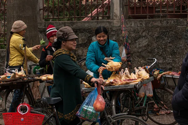 Lao Cai Vietnã Fevereiro 2012 Vendedores Rua Vietnamitas Que Vendem — Fotografia de Stock