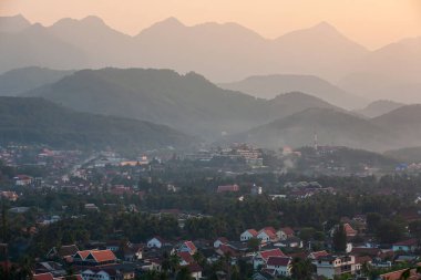 Luang Prabang 'ın huzur dolu manzarası, Laos ve Güneydoğu Asya' daki dağlarla çevrili antik bir kasaba. UNESCO Dünya Mirası Alanı.