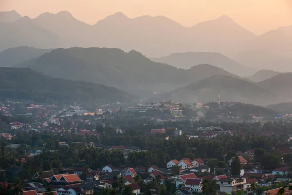 Γαλήνια Θέα Της Αρχαίας Πόλης Luang Prabang Που Περιβάλλεται Από — Φωτογραφία Αρχείου