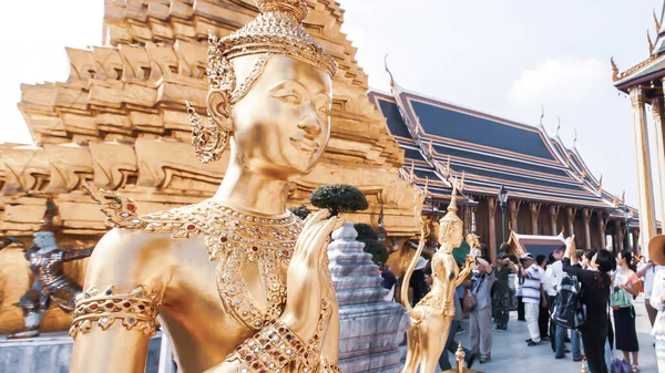 Picturesque Golden Kinnari Statues Grand Palace Group Tourists Blurred Background — 스톡 사진