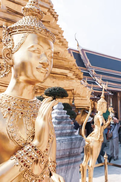 Picturesque Golden Kinnari Statues Grand Palace Group Tourists Blurred Background — 스톡 사진