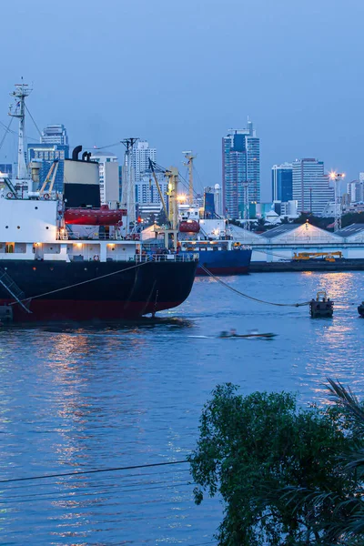 Лодки Грузовые Суда Контейнерные Суда Причаливают Порту Бангкока Сумерках Мимо — стоковое фото