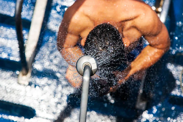 Vista Superior Homem Corpo Está Tomando Banho Sob Água Doce — Fotografia de Stock