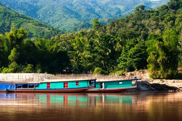 Παραδοσιακά Πλοία Από Λάος Ελλιμενίζονται Στην Όχθη Του Ποταμού Μεκόνγκ — Φωτογραφία Αρχείου