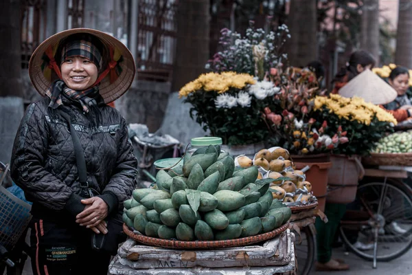 Lao Cai Vietnã Fevereiro 2012 Vendedores Rua Vietnamitas Vendem Frutas — Fotografia de Stock