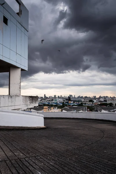 Перспективный Вид Пустой Парковки Крыше Заброшенного Торгового Центра Темные Облака — стоковое фото