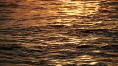 Gün batımında okyanus dalgaları.