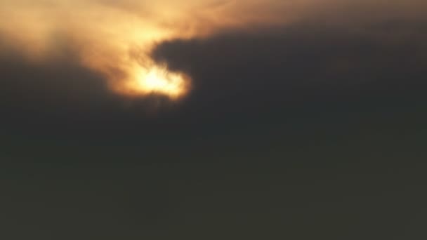 Zonsondergang op een bewolkte dag timelapse. — Stockvideo