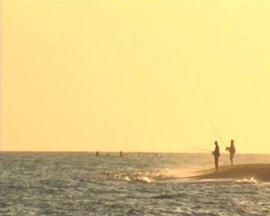 gün batımında balıkçılar. İnternet döküm.