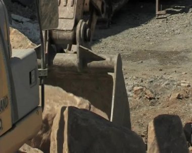 Beko ya da büyük bir taş koyarak bir çukurda tarak. İnşaat.