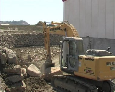 Beko ya da büyük bir taş koyarak bir çukurda tarak. İnşaat.