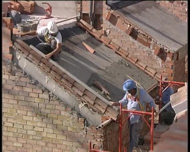 tuğla örme ustaları çatı yapım aşamasında bir evin içinde çalışma.