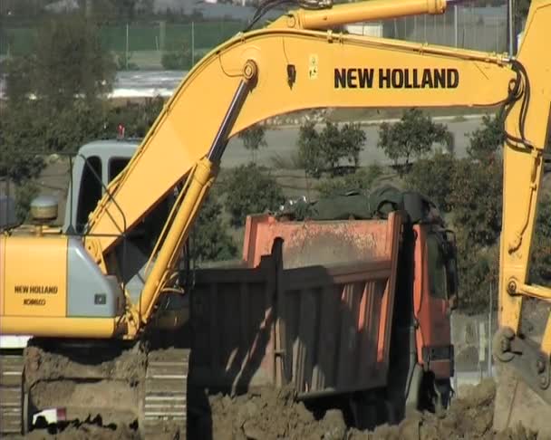 Bulldozer poniendo tierra en el camión. Construcción . — Vídeo de stock