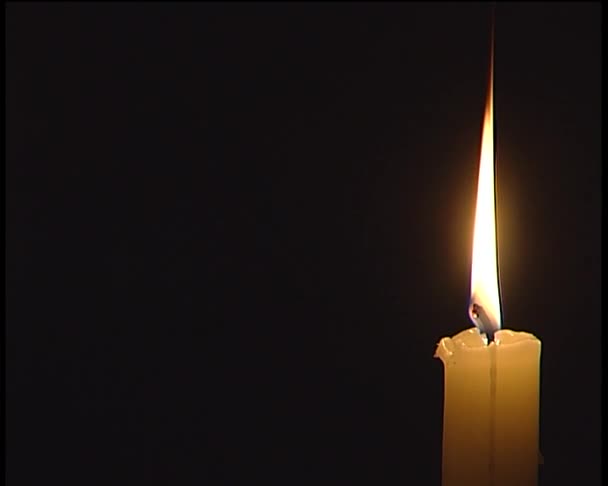 Svíčka s černým pozadím. — Stock video