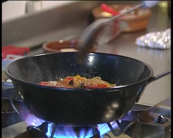 Cuisson des légumes dans une poêle ou un wok .