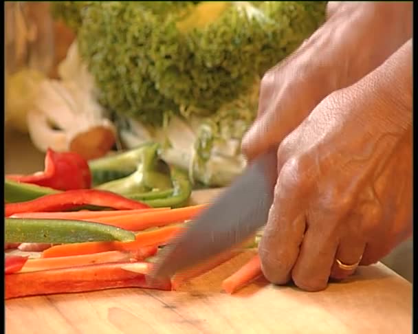 Picar verduras . — Vídeo de stock