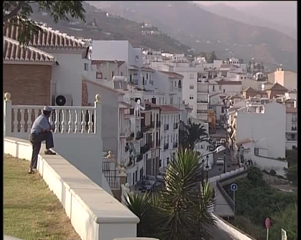 Vstup do typické vesnice Andalusie. — Stock video