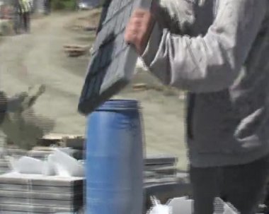 kaldırım döşeme yerleştirerek. İnşaat.