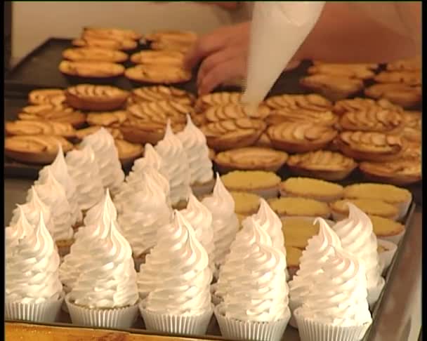 Bolo de decoração com creme de pastelaria . — Vídeo de Stock