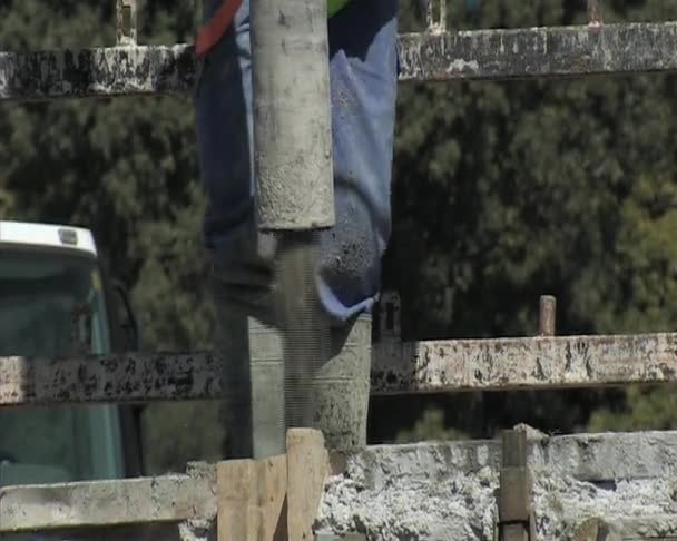 Operador derramando estrutura de concreto. Construção . — Vídeo de Stock