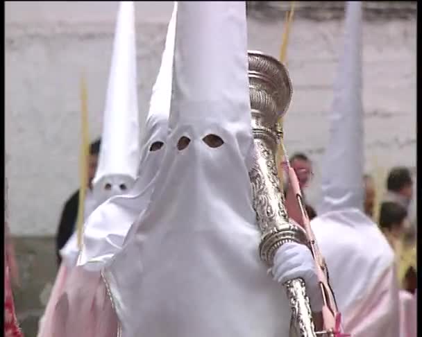 Penitents в процесій під час Святої тижня Іспанії. — стокове відео
