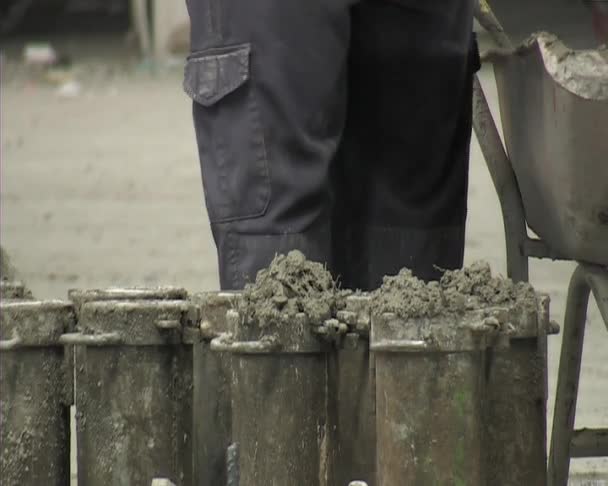 Pedaços de enchimento de concreto. Construção . — Vídeo de Stock