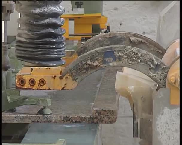 Machine profiling stone and marble countertop edge reviews. — Stock Video