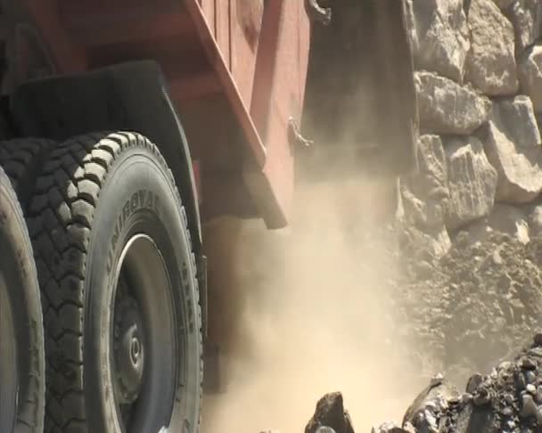 Φορτηγό εκφόρτωσης πέτρες της μεγάλης χωρητικότητας. κατασκευή. — Αρχείο Βίντεο