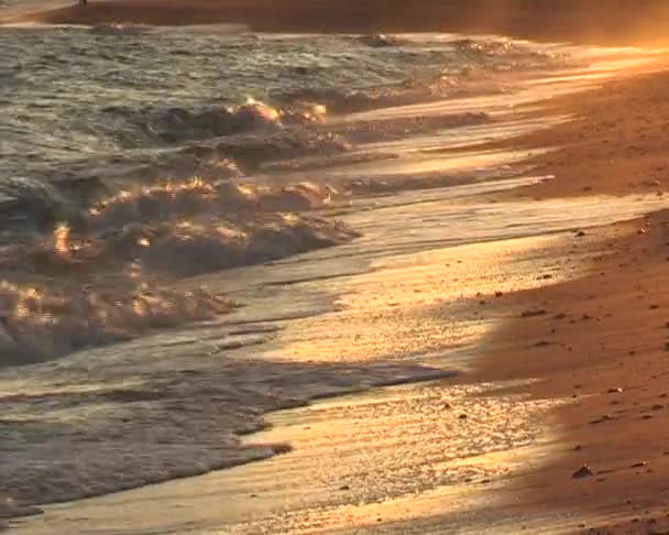 Wellen des Mittelmeeres bei Sonnenuntergang. — Stockvideo