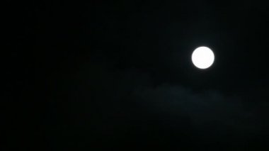 Güneş bulutlu bir günde.