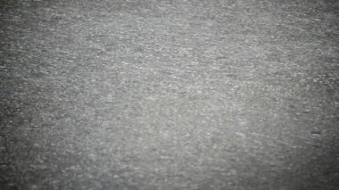 asfalt üzerinde yağmur.