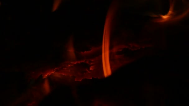 Flammes dans la cheminée .