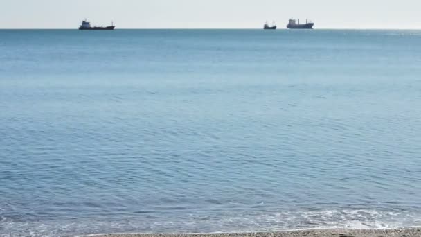 Μεγάλη έμποροι πλοία παρκαρισμένο στην ακτή. — Αρχείο Βίντεο