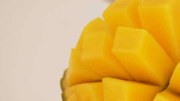 Fruta de mango girando. De cerca. Bucle — Vídeos de Stock