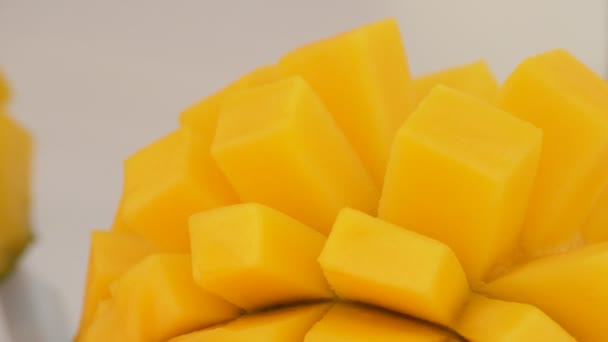 Fruta de mango girando. De cerca. Bucle — Vídeo de stock