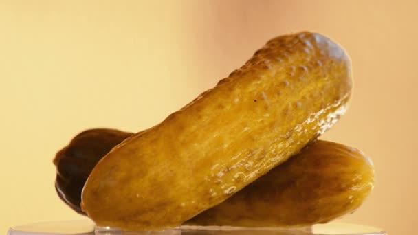 Gherkins a rodar. Laço — Vídeo de Stock